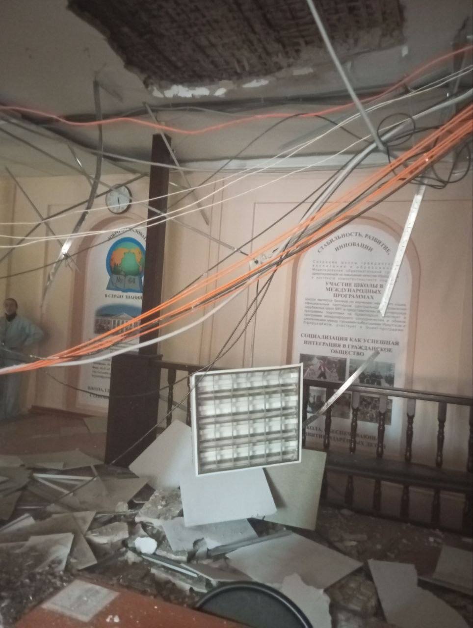 Потолок обрушился в школе №64 в Иркутске Из соцсетей