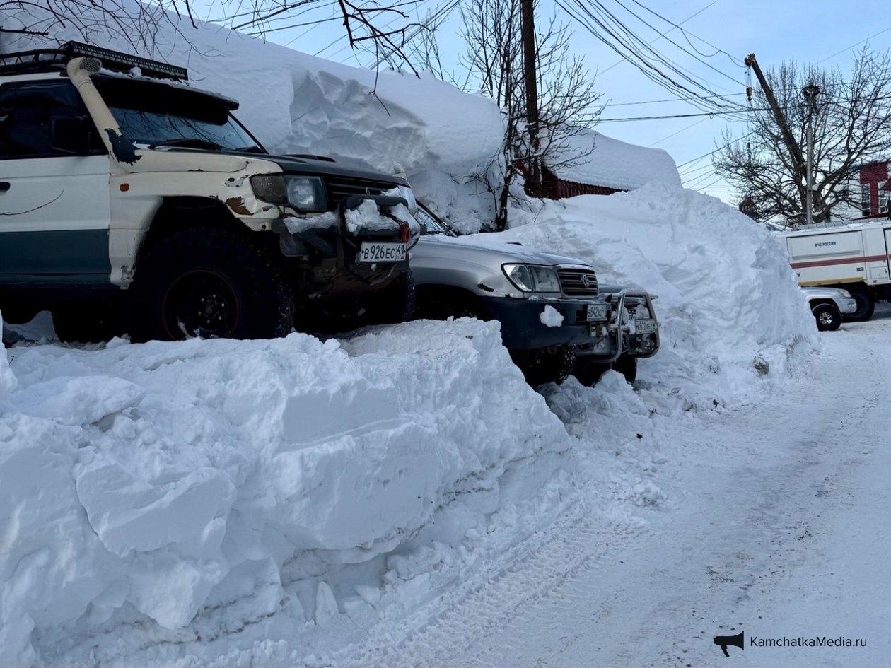За расчистку парковки во дворе от снега водителям пригрозили штрафами ИА KamchatkaMedia