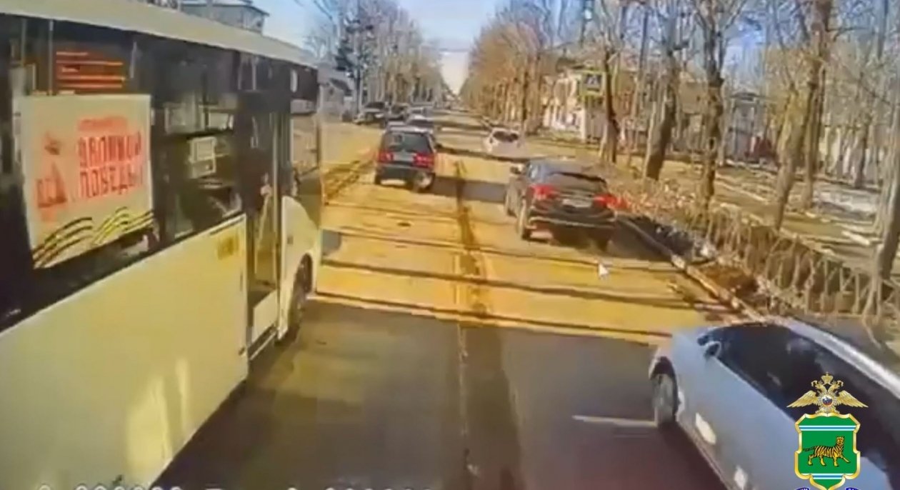 Через сплошную выехал на встречку автобус в Биробиджане: очевидцы поделились видео с ГАИ скриншот видео