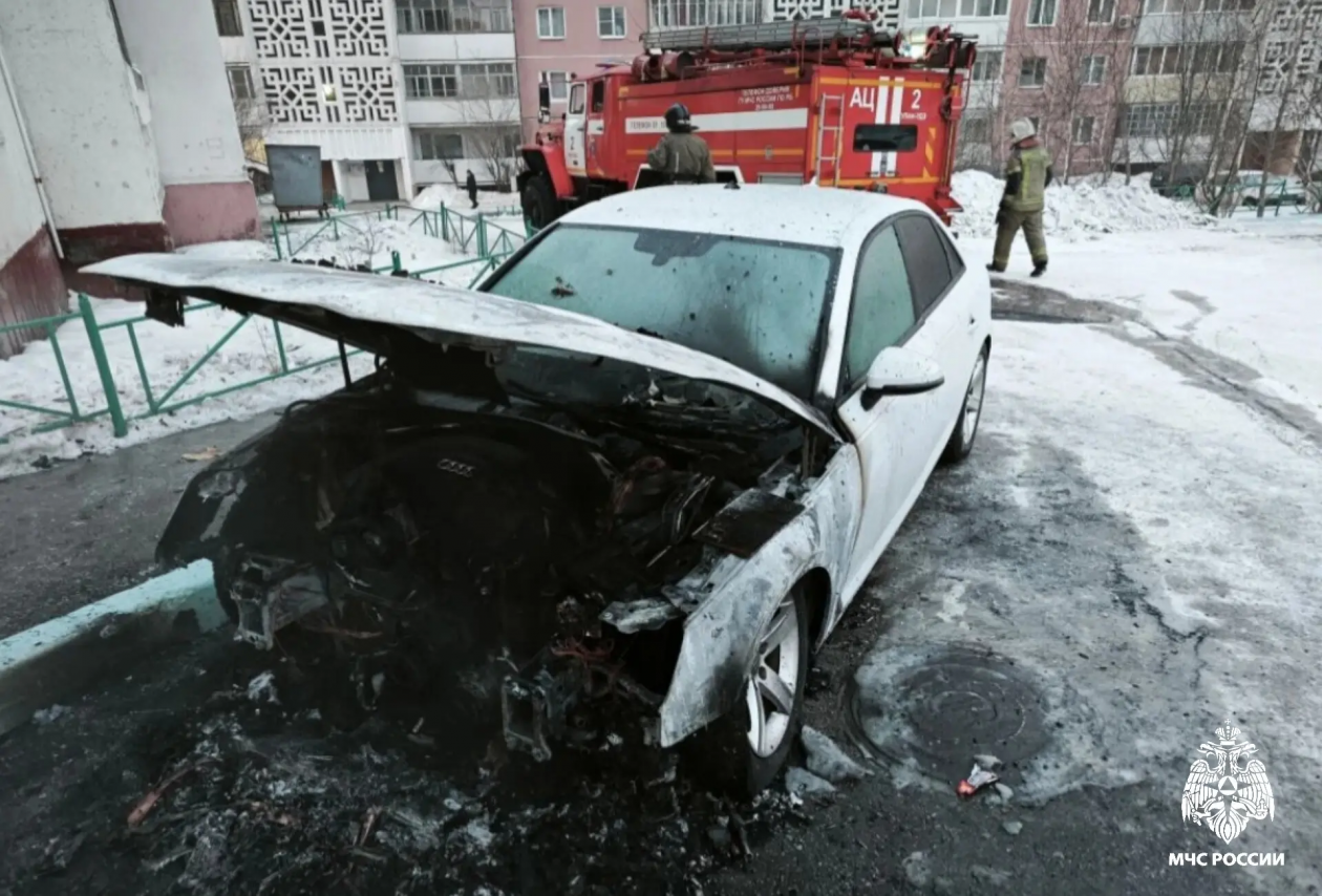 В Улан-Удэ во дворе дома сгорел автомобиль МЧС по Бурятии
