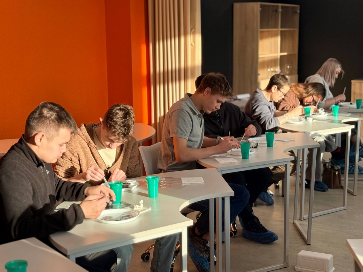 В Магадане студенты осваивают тонкости монохромной отделки Источник