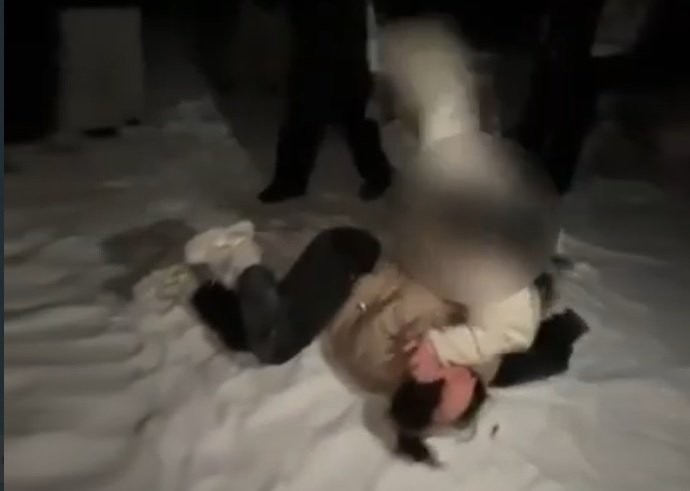 Бастрыкину доложат о расследовании избиения школьницы в Амурской области Скрин с видео избиения несовершеннолетней