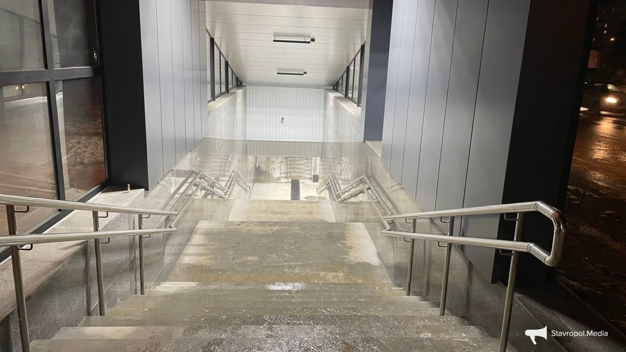 На ручьи на стенах в обновленном подземном переходе жалуются жители Ставрополя ИА Stavropol.Media