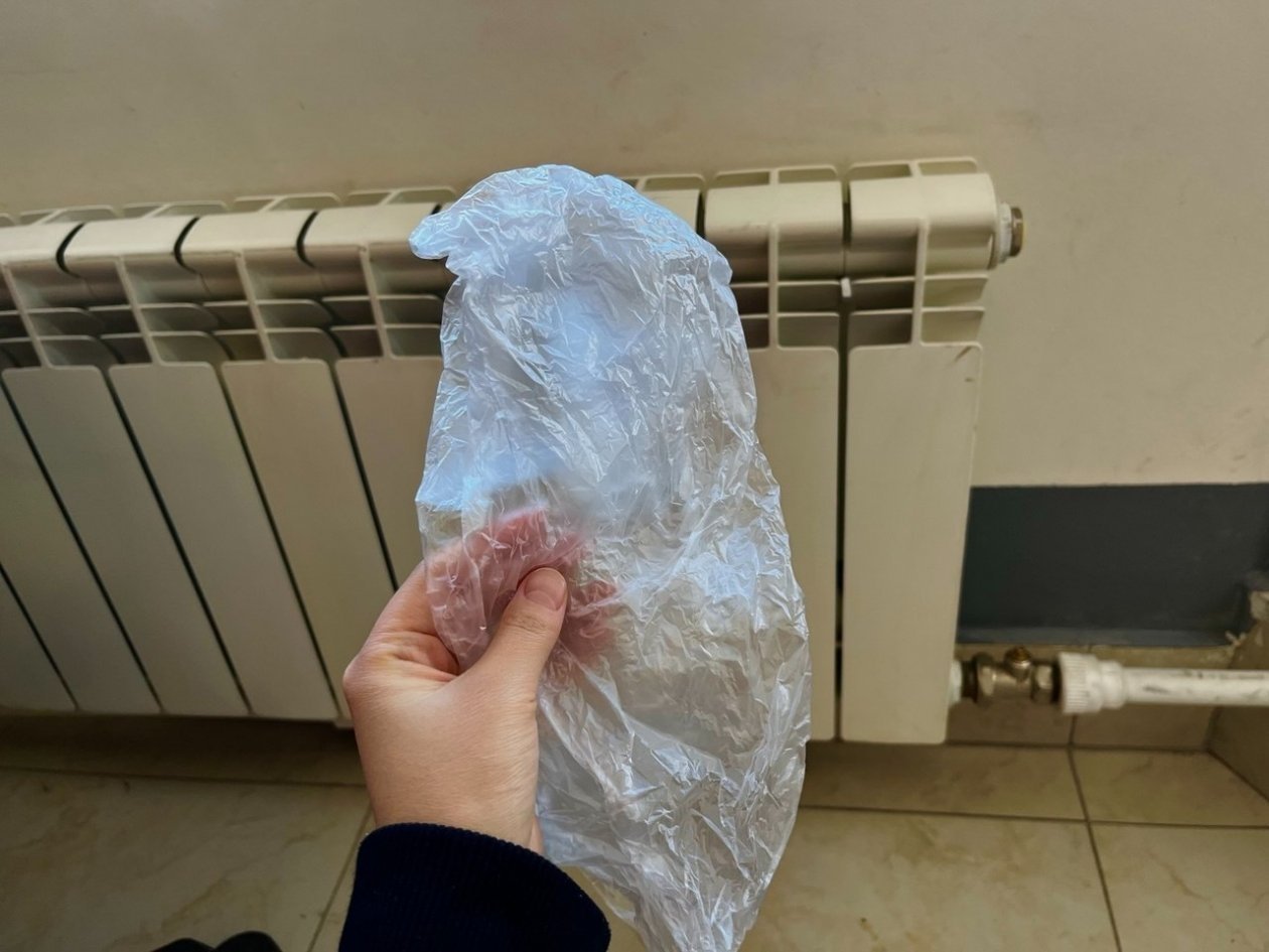 Беру 1 пакет и привязываю к батарее: пыль улетает мигом, а воздух в квартире стал чище ИА AmurMedia