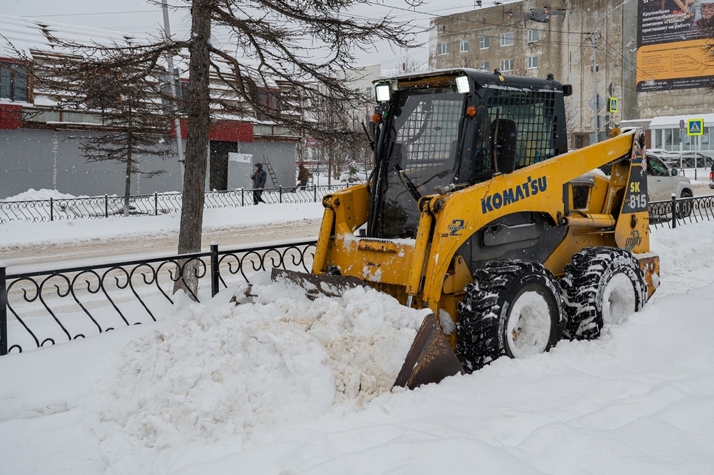 В Магадане продолжается расчистка от снега улиц и дорог Источник