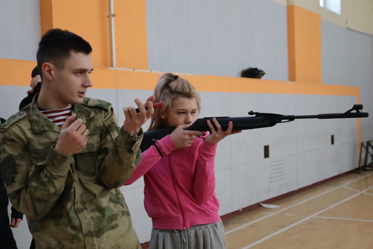 Росгвардейцы помогают хабаровским старшеклассникам готовиться к &quotЗарнице&quot Предоставлено пресс-службой Управления Федеральной службы войск национальной гвардии РФ по Хабаровскому краю