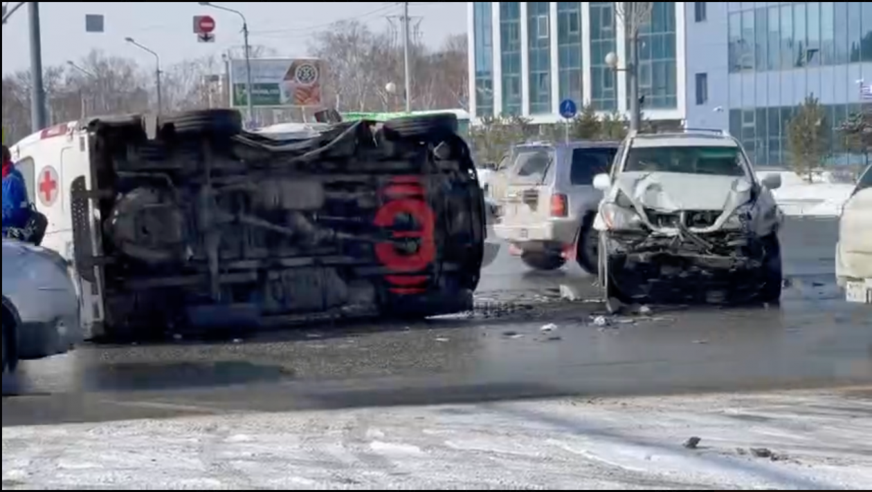 Скорая помощь и внедорожник столкнулись в Южно-Сахалинске telegram-канал &quotЭхо Сахалина&quot