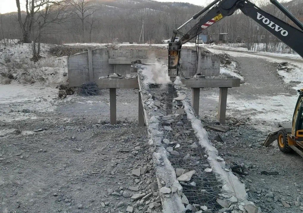 Аварийный мост восстанавливают в Лазовском округе АО &quotПримавтодор&quot