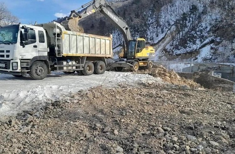 Аварийный мост восстанавливают в Лазовском округе.