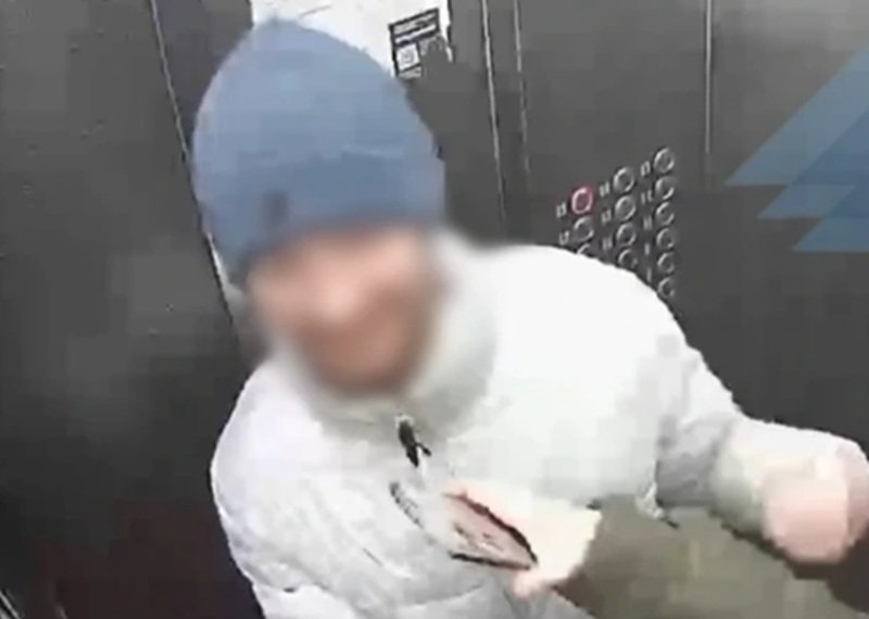 Камеры лифта засняли домогательства в краснодарской многоэтажке Скриншот видео t.me/shanhai_krasnodar