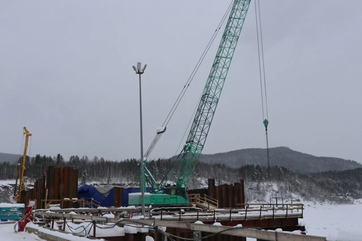 Игорь Кобзев проконтролировал строительство моста через реку Витим в Бодайбинском районе Пресс-служба правительства Иркутской области