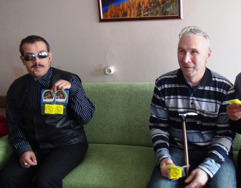 Слбовидящим подарили светоотражающие элементы, Фото с места события собственное