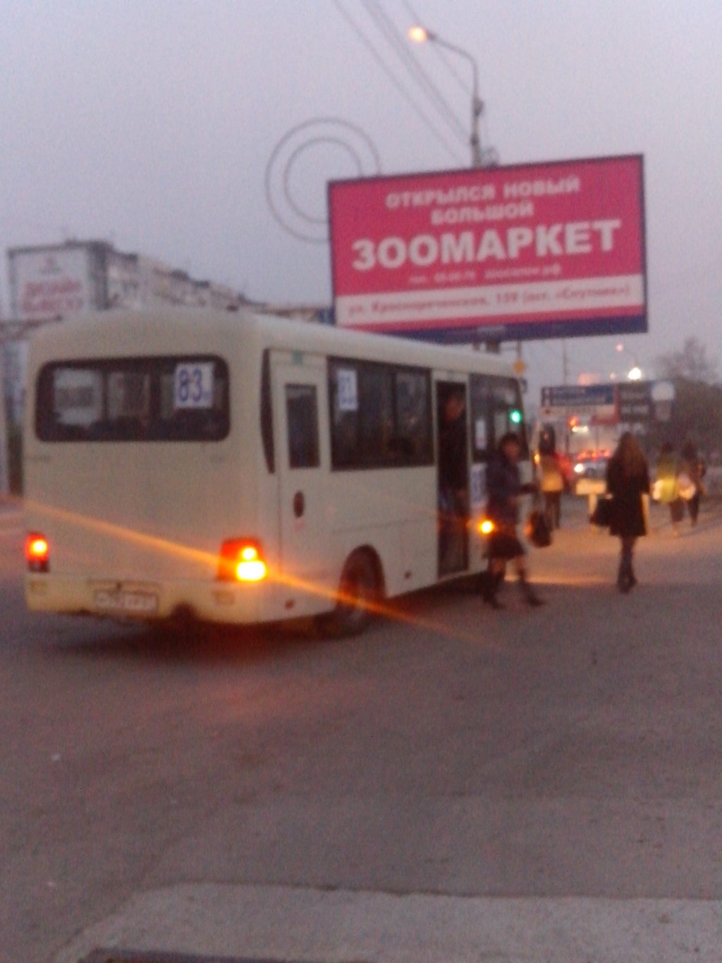 Красивые девушки в общественном транспорте. Когда ждешь автобус мем. Котик едет в автобусе. Маршрутка уже уехала не подкиньте полное видео. Маршрутка карикатура.