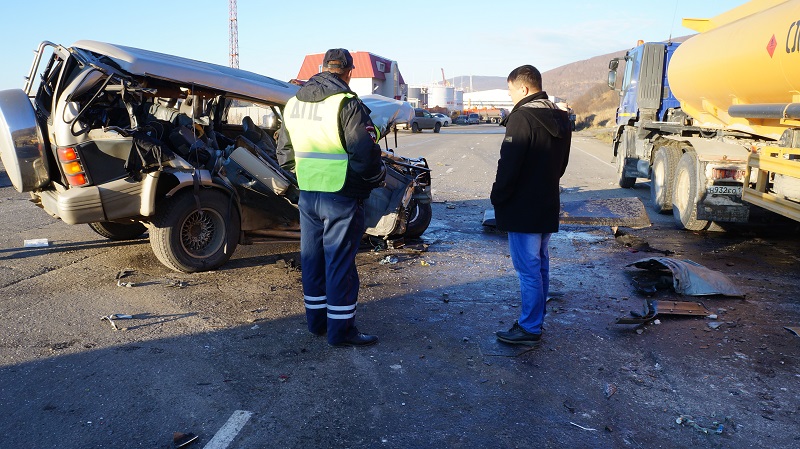 Четырех человек эвакуировали из горящего джипа магаданские спасатели, Фото с места события собственное