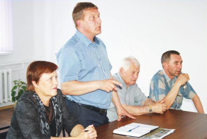 Выступает Иван Проходцев (стоит), Фото с места события собственное