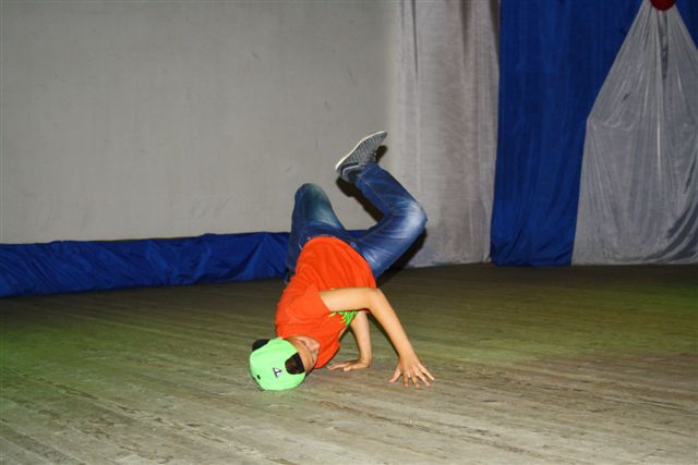 Вячеслав Денисов в брэйк-дансе, Фото с места события собственное