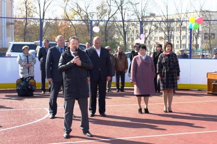 Открытие мини-стадиона в Артеме. Выступает Владимир Новиков, Фото с места события из других источников