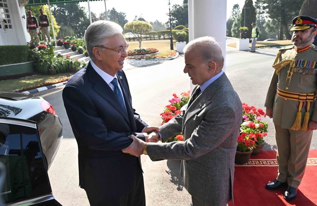 Глава Казахстана Касым-Жомарт Токаев и Премьер-министр Пакистана Шахбаз Шариф сайт президента Казахстана