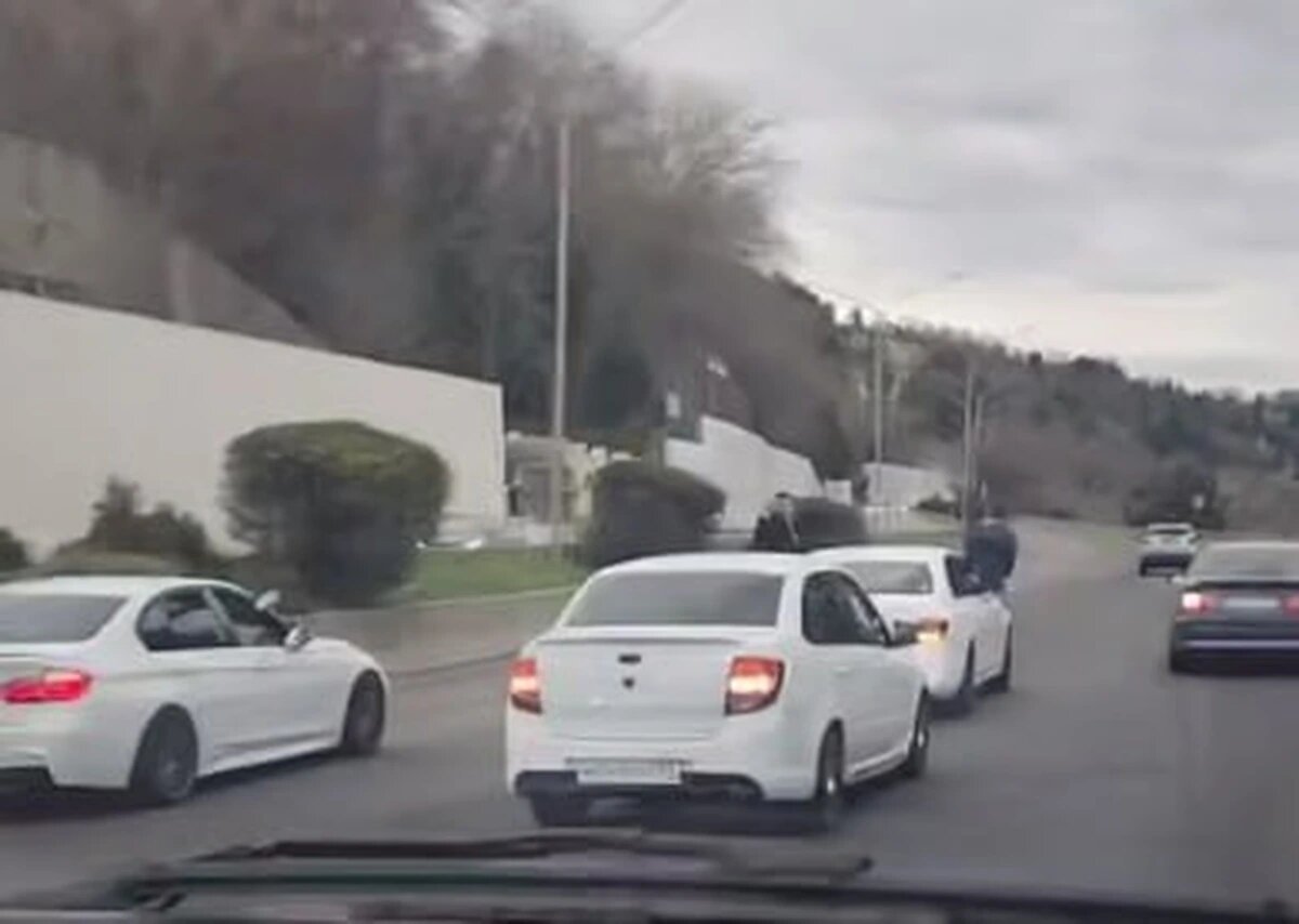 Свадебный кортеж устроил опасные маневры на трассе Сочи t.me/chp_dagomys