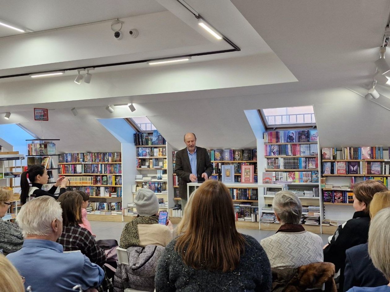 Андрей Калачинский представил заключительное произведение из цикла на встрече с читателями в книжном магазине &quotВладкнига&quot ИА PrimaMedia