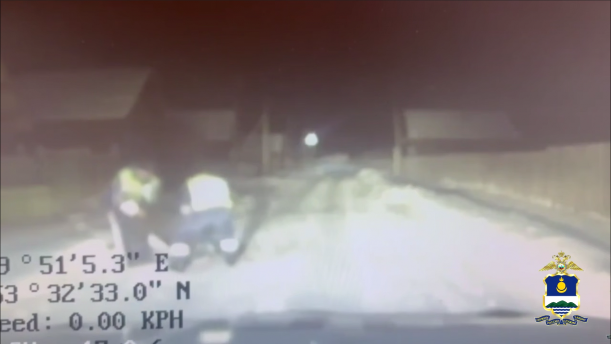 Полицейские в Бурятии спасли замерзающего мужчину, лежавшего на дороге в −40° ГИБДД по Бурятии