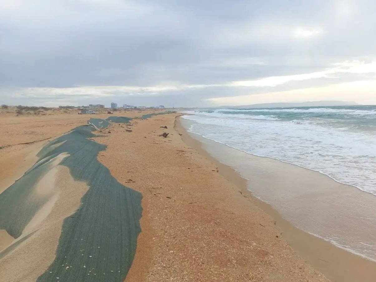 В Анапе после шторма обнажились старые выбросы мазута Оперштаб Кубани