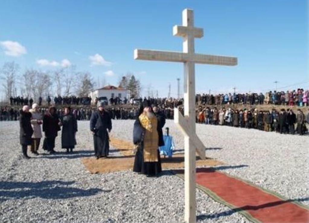 Крест на месте будущего храма в п. Смидович Областная библиотека