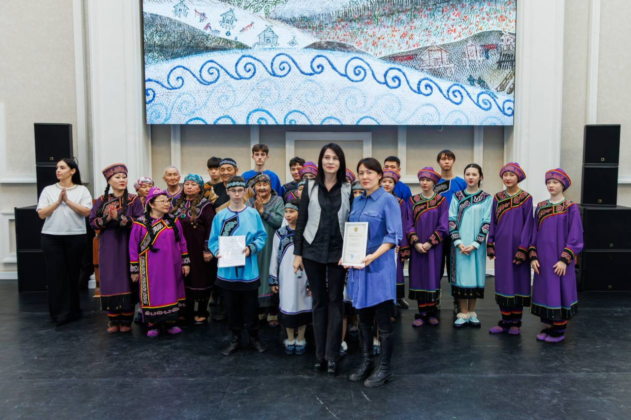 Награждение ансамбля &quotМэнгумэ илга&quot пресс-служба министерства культуры и архивного дела Сахалинской области