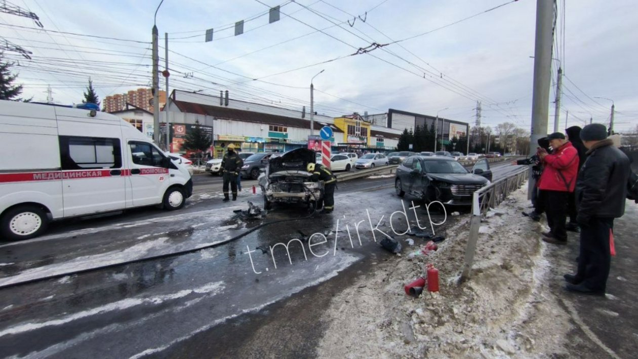 Одна из машин вспыхнула после жесткого столкновения в Иркутске тг-канал (18+) &quotДТП38&quot