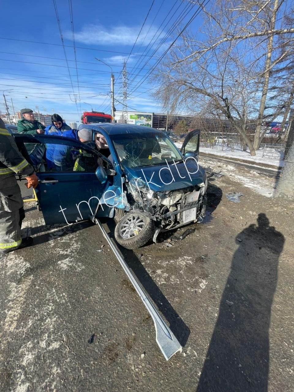Водителю стало плохо: легковушка въехала в столб в Иркутске Тг-канал &quotДТП38&quot (18+)