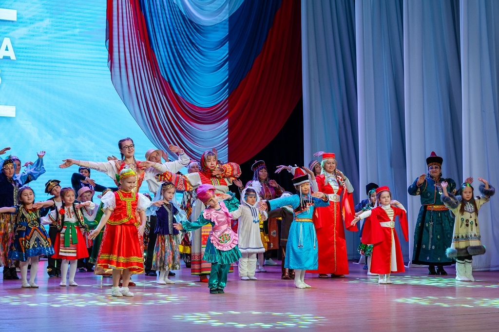 Год единства народов России торжественно открыли в Магадане Источник