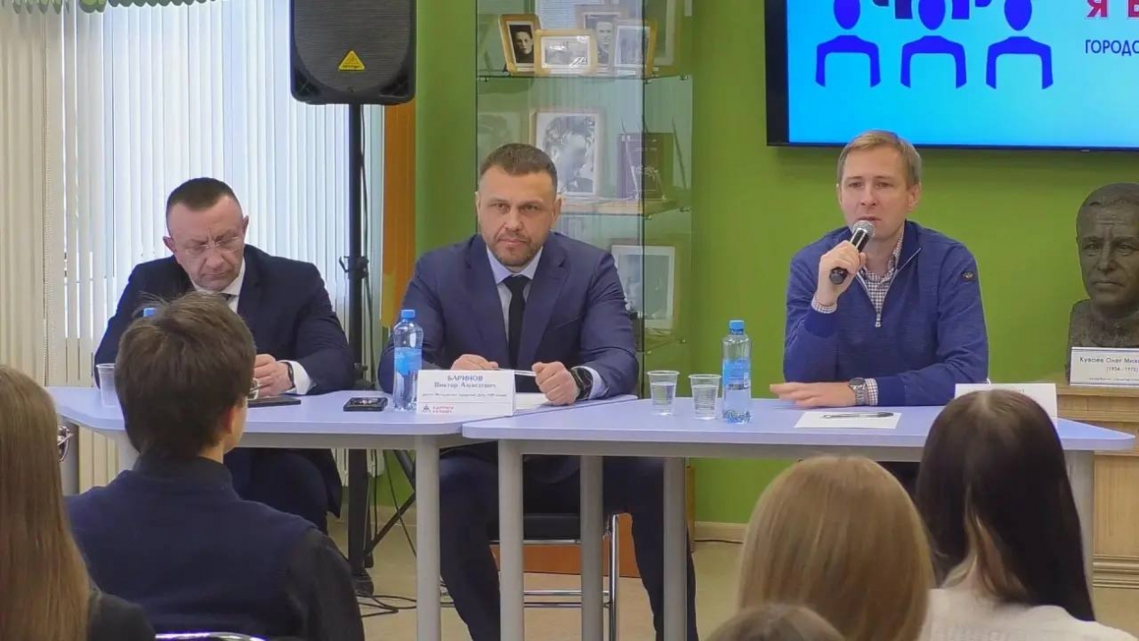 Виктор Баринов выступил экспертом молодёжного конкурса &quotВ депутаты я б пошёл&quot Источник