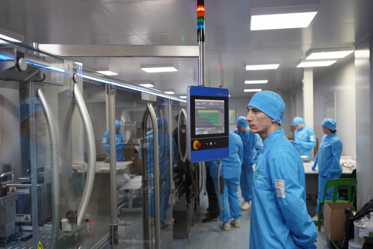 Служащие ФАС посетили АО &quotФармасинтез&quot в Иркутске, чтобы ознакомиться с условиями труда Фотограф Алексей Головщиков