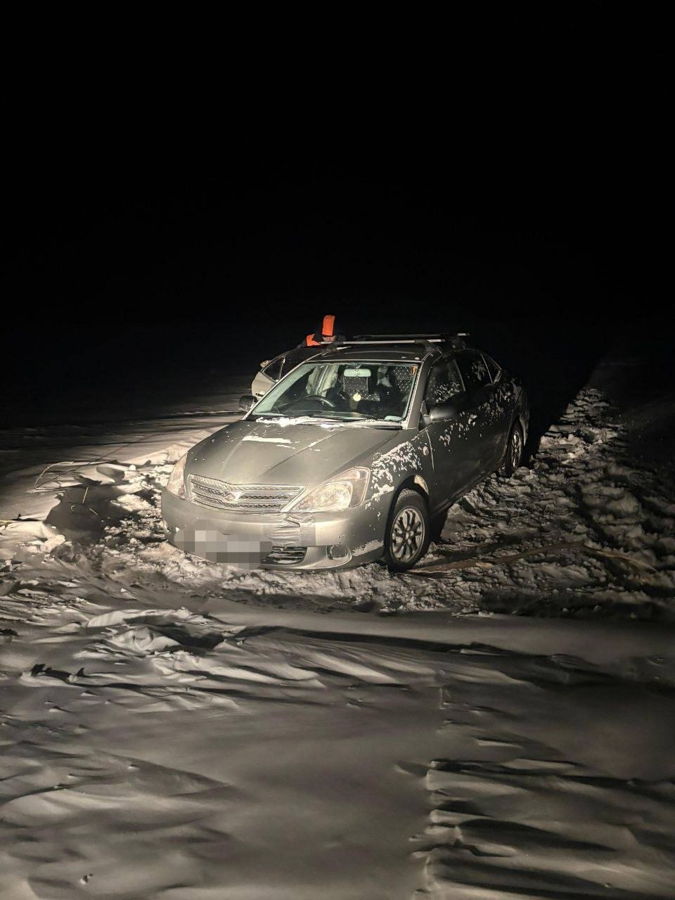 Рыбаки застряли на реке Лене Служба спасения Якутии