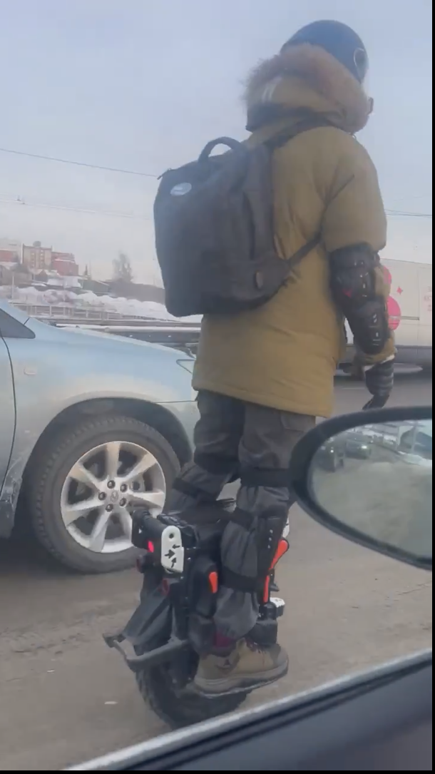 Отчаянного мужчину на моноколесе заметили на дорогах Иркутска Читатель ИА IrkutskMedia