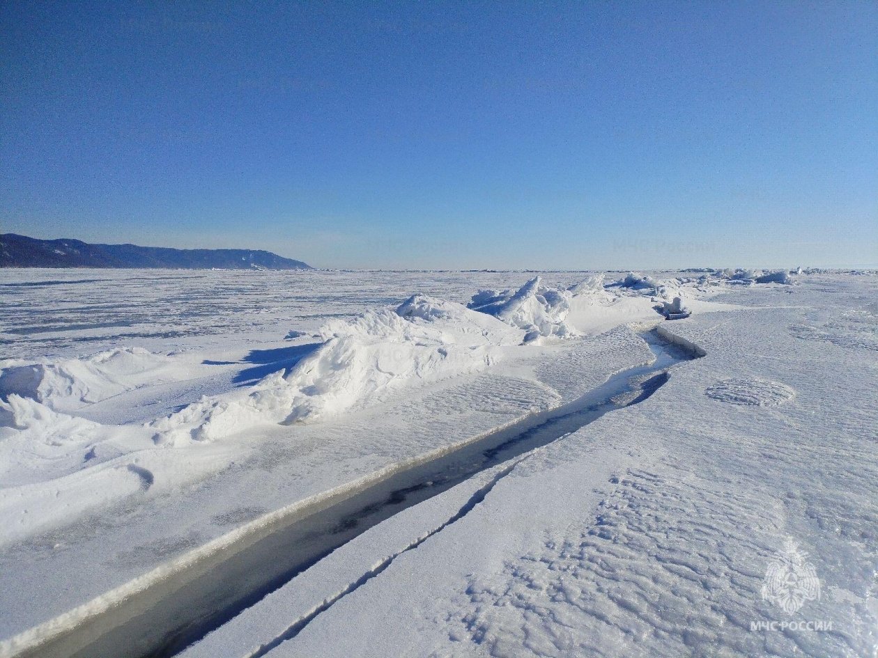 Мужчина на квадроцикле провалился в трещину во льду на Байкале Пресс-служба ГУ МЧС России по Иркутской области