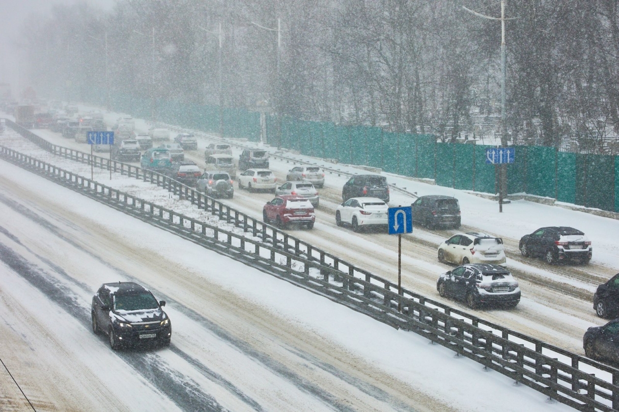 пробки, снег во Владивостоке,  машины, дорожное движение Дмитрий Осипчук, ИА PrimaMedia.ru
