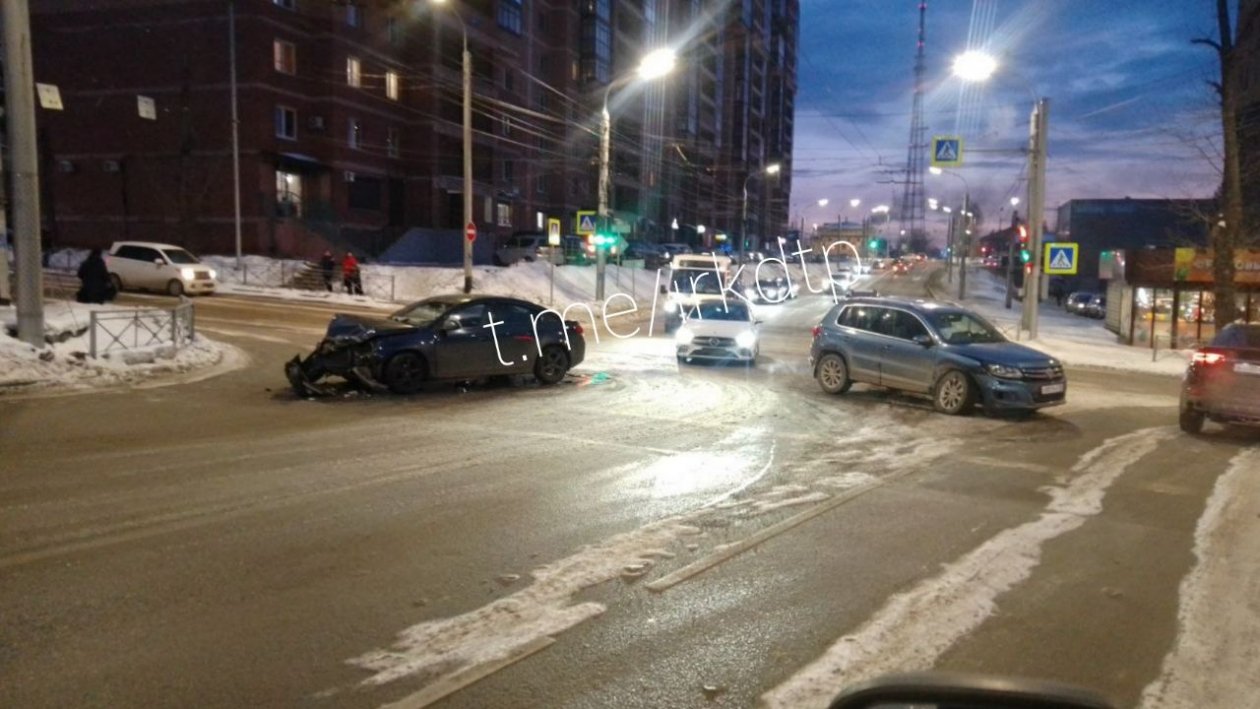 Две иномарки столкнулись на пересечении 25-го Октября и Трилиссера в Иркутске Группа &quotДТП 38RUS&quot (18+)