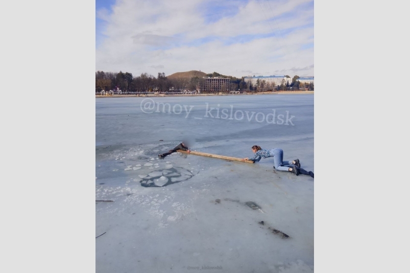 Девушка спасает провалившегося на озере подростка в Кисловодске Телеграм-канал &quotМой Кисловодск&quot (18+)