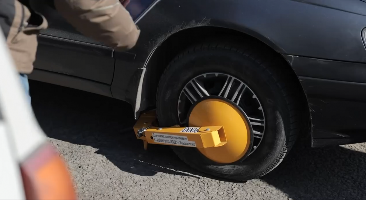 Блокировку колёс за отсутствие номеров на автомобилях ввели во Владивостоке Скриншот ТГ-канала (18+) администрации Владивостока
