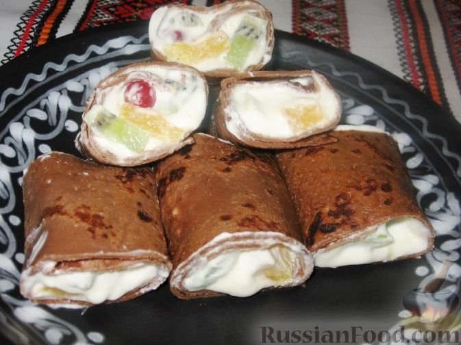 Шоколадные блины со взбитыми сливками и фруктами: десерт, от которого невозможно отказаться russianfood.com