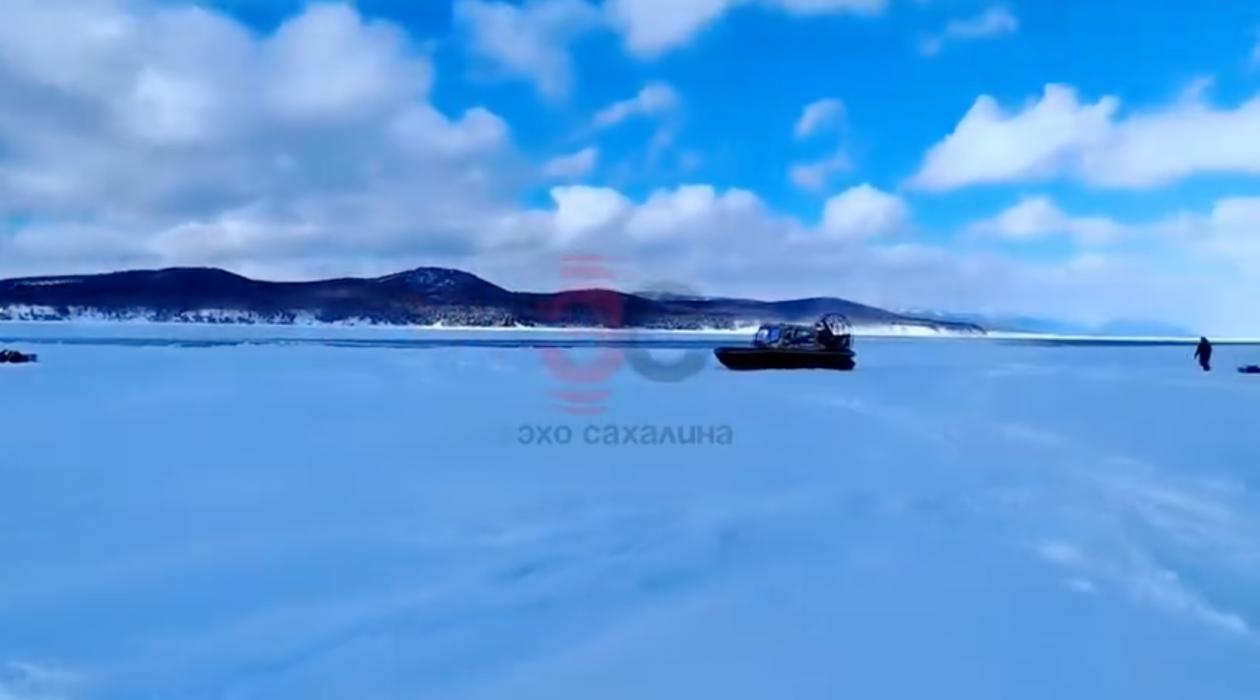 Спасатели эвакуировали 13-летнию девочку с оторвавшейся льдины на Сахалине telegram-канал &quotЭхо Сахалина&quot