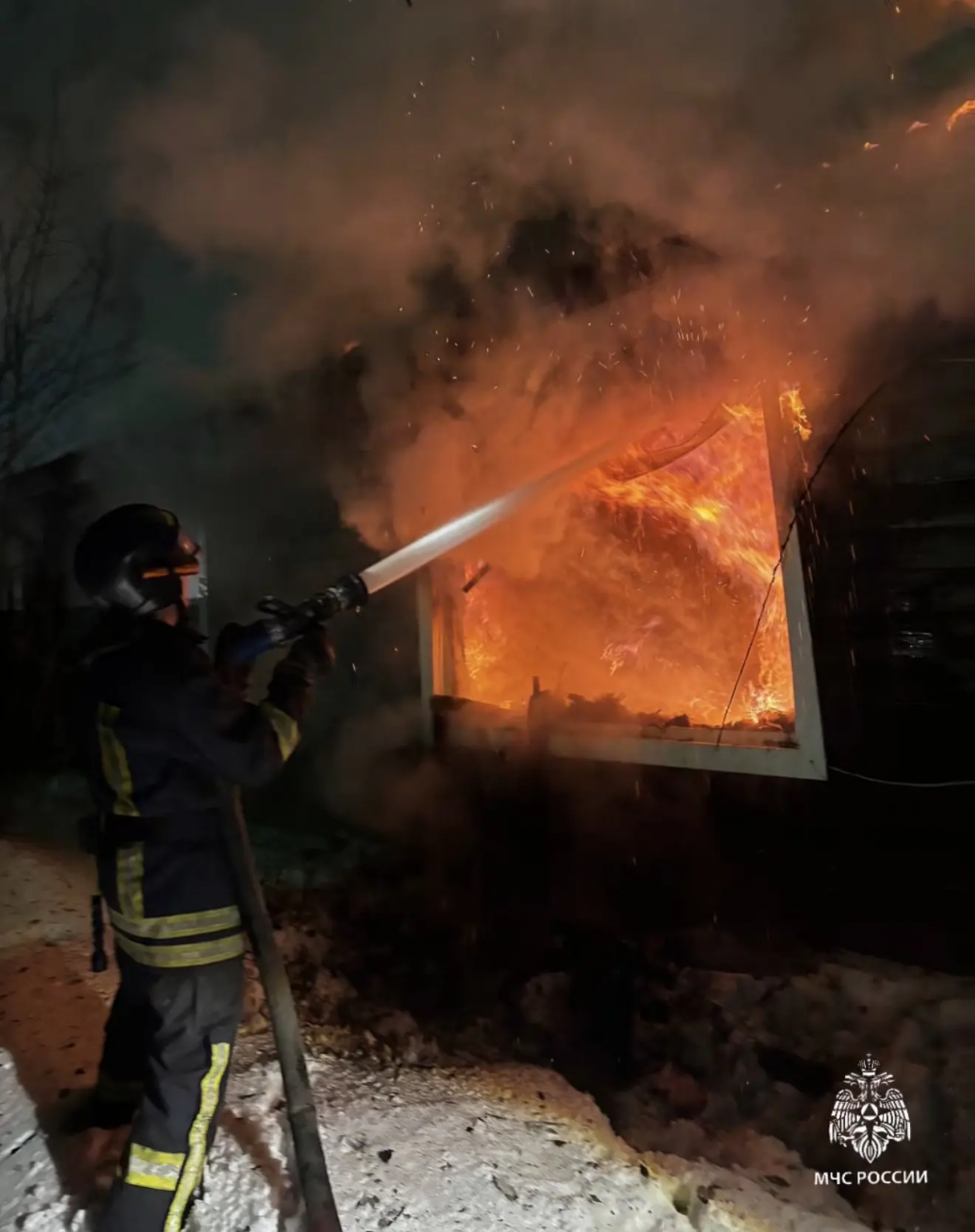 Огонь охватил баню и дом в Братске - пострадал 50-летний мужчина Пресс-служба ГУ МЧС России по Иркутской области