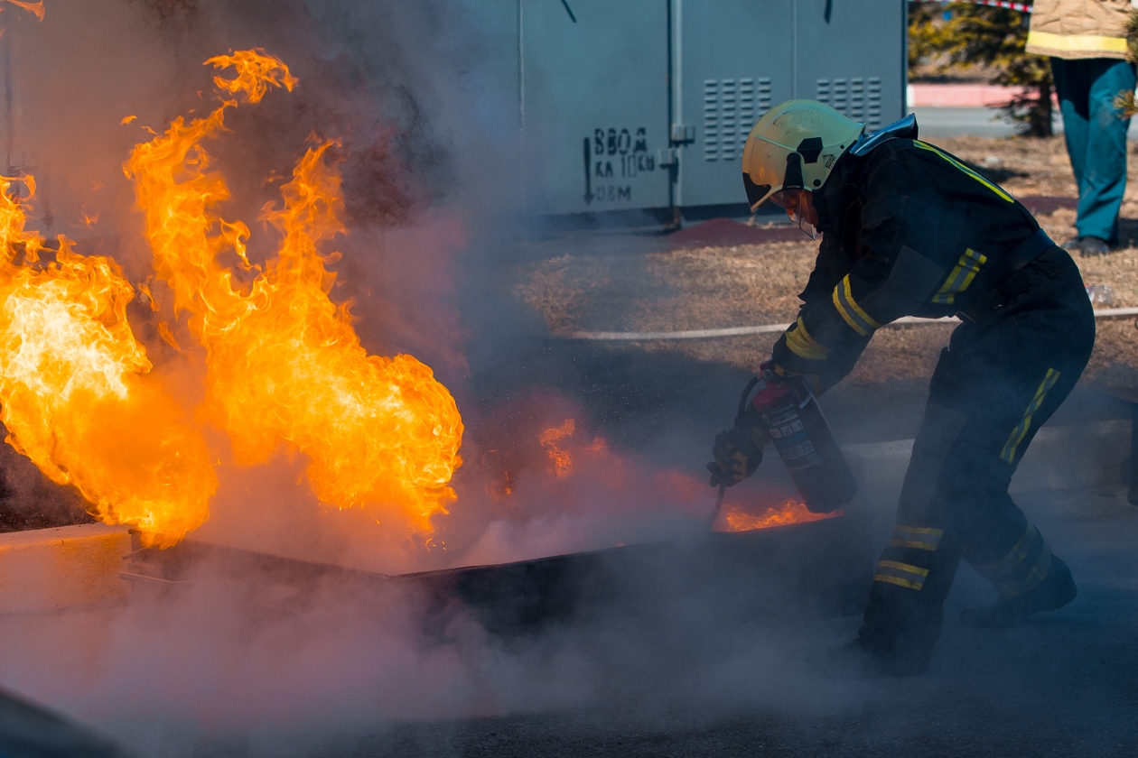 Резервуар с нефтепродуктами полыхает на Ильском НПЗ Илья Аверьянов