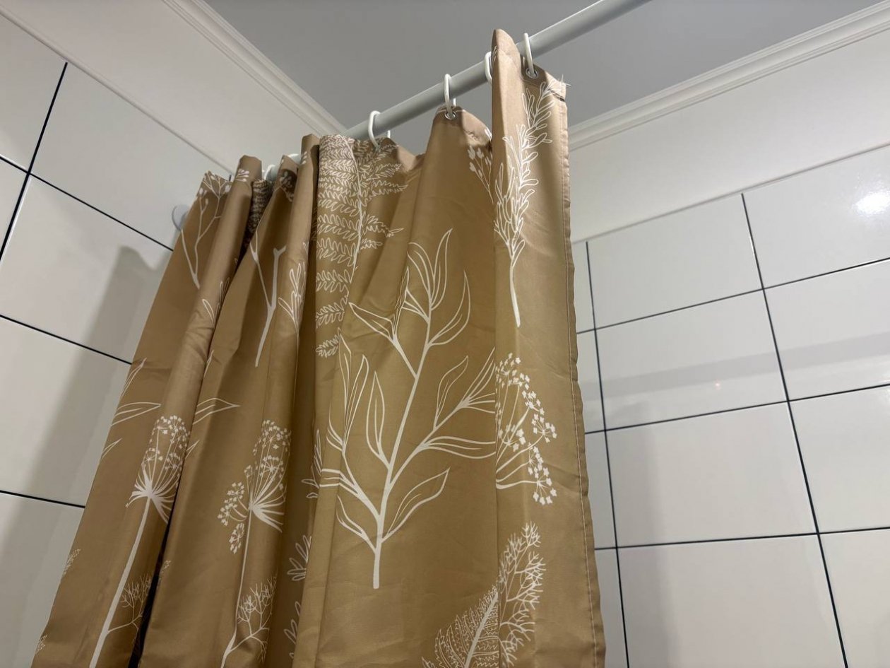 Шторы в ванной давно не в моде: умные хозяйки нашли замену - без плесени и грязи ИА KrasnodarMedia