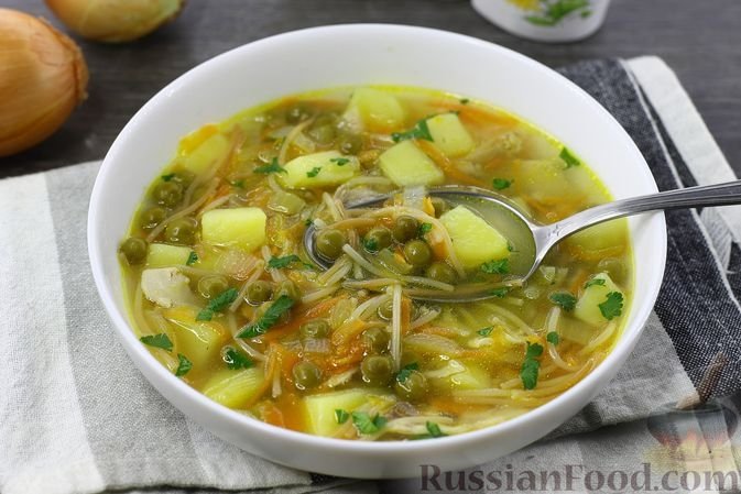 Куриный суп с вермишелью и консервированным горошком - простые продукты, наваристый бульон russianfood.com