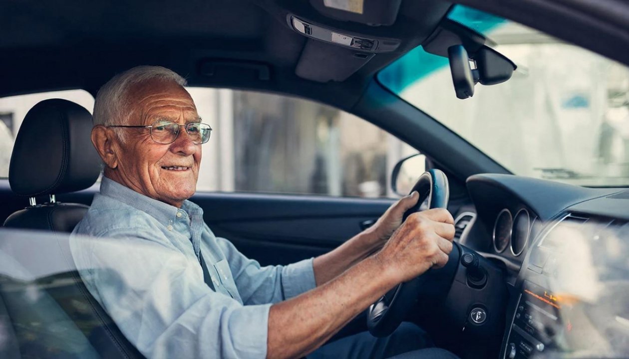 До какого возраста можно водить машину - и есть ли предел вообще? ИИ Kandinsky (18+)