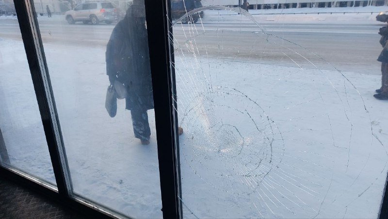 Вандализм на теплых остановках Якутска продолжается ИА YakutiaMedia