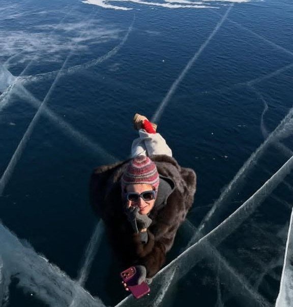 Байкалвайб: актриса Виктория Исакова устроила фотосессию на льду Байкала Личная страница Виктории Исаковой в соцсетях