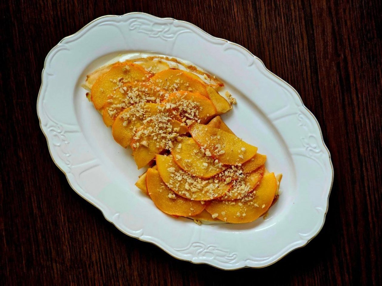Блины с заварным кремом, карамелизированной хурмой и грецкими орехами Павел Ледров